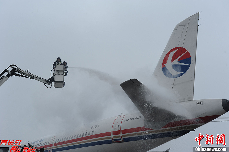南京降今冬首场大雪 飞机除冰除雪