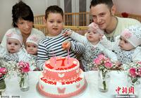 德国著名四胞胎小姐妹迎来1周岁生日