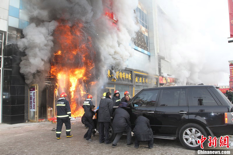 哈尔滨一商场发生大火 现场浓烟漫天