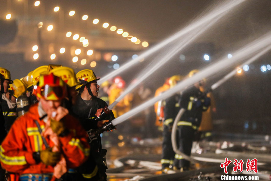 上海一农产品批发市场突发大火 已致6死多伤