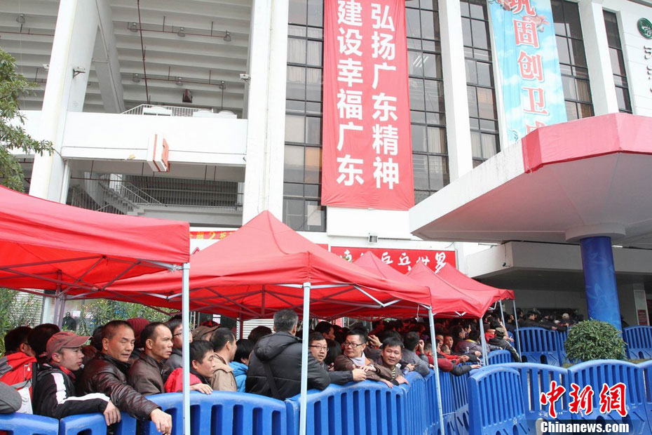 广州恒大新赛季套票发售 球迷踊跃购票排起长