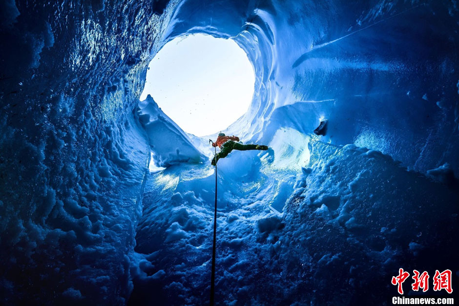 攀冰勇士不畏艰险挑战20多米高陡峭冰洞穴