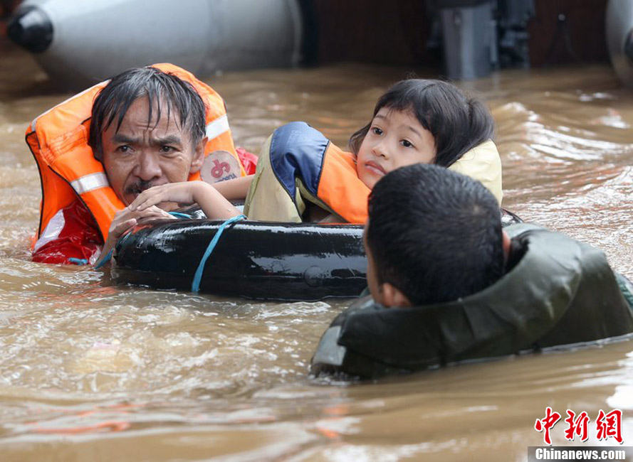 印尼首都洪灾 救援人员帮助小女孩转移