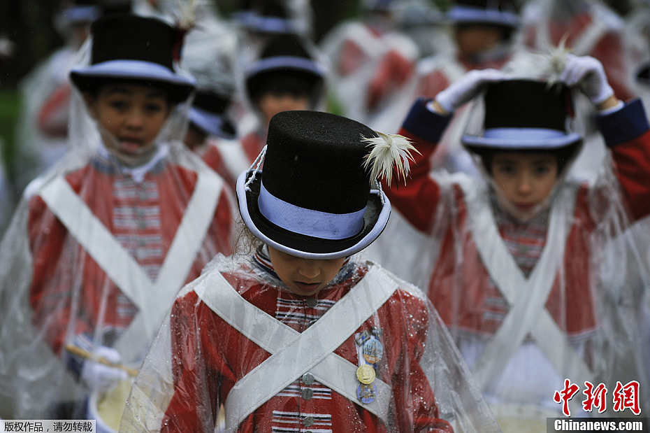 西班牙少年奏响战鼓庆祝传统节日