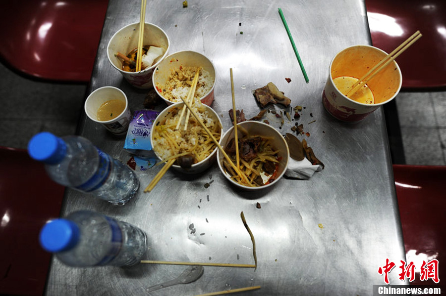 直击武汉高校食堂的浪费与污染