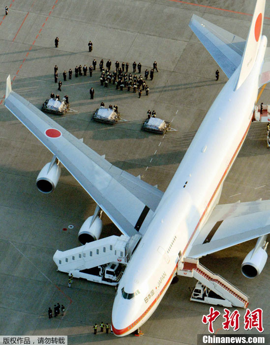 日本政府专机接回阿尔及利亚遇难人质遗体抵东