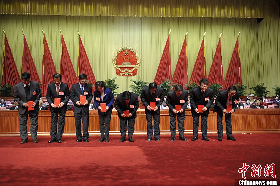 云南省政府新一届领导班子向参会代表鞠躬致意