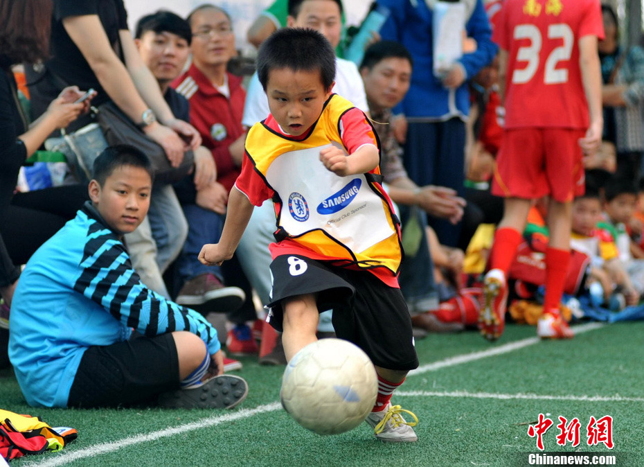 切尔西中国青少年训练营 众足球小将尽展萌态