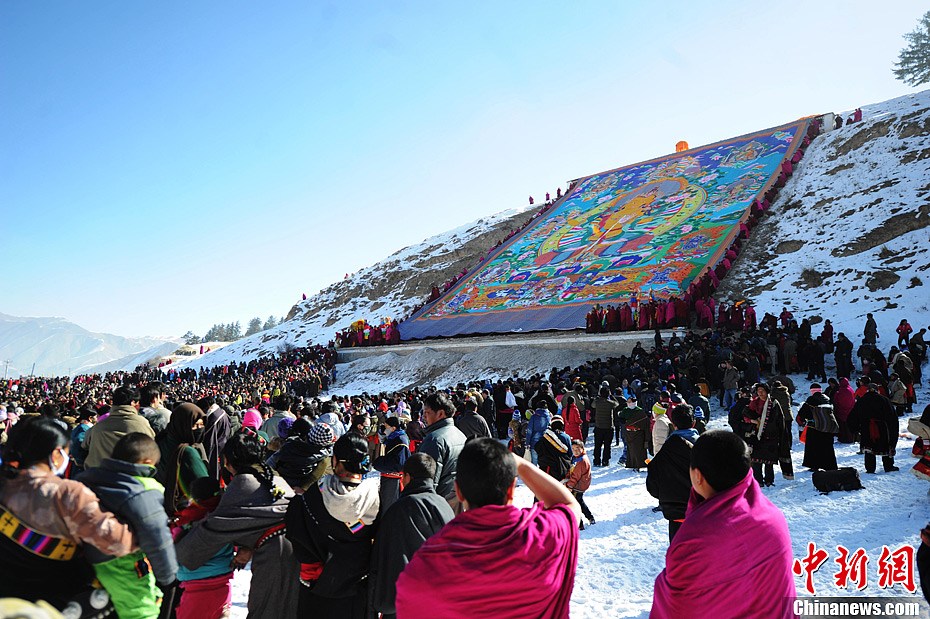 甘肃拉卜楞寺举行晒佛节 引数万僧众瞻仰