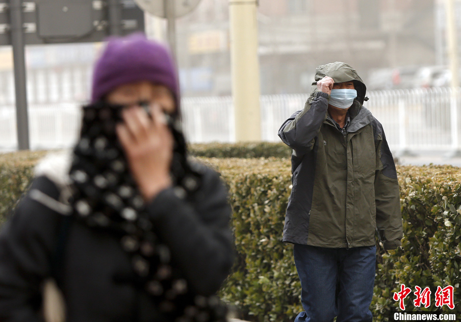 北京空气质量又达严重污染 北风吹来扬沙天