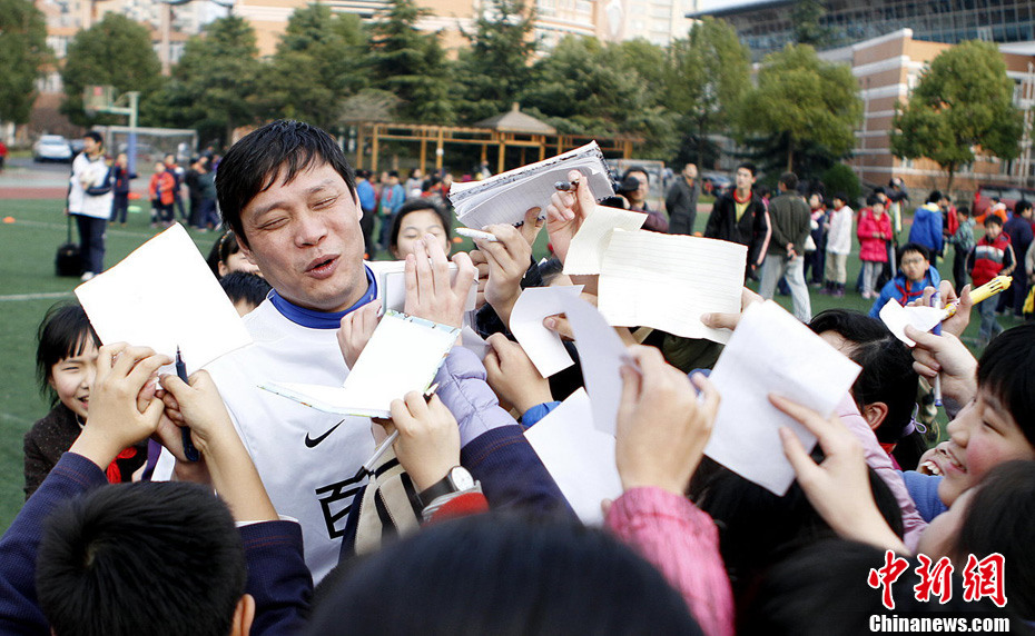 范志毅出席足球活动 被小球迷围堵求签名哭笑