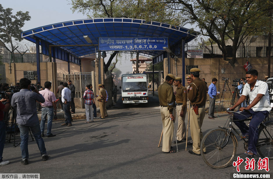 印度黑公交轮奸案一名主要嫌疑人狱中自杀身亡