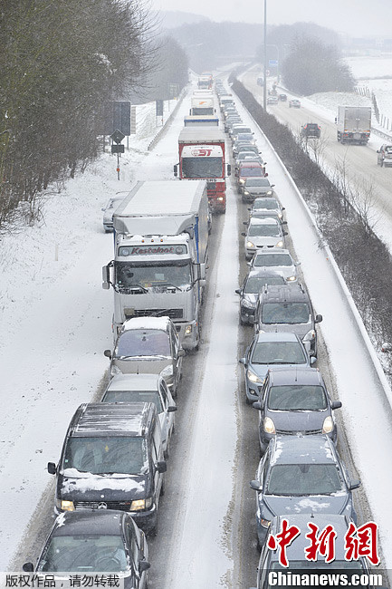 大雪袭扰欧洲多国--比利时高速公路成停车场