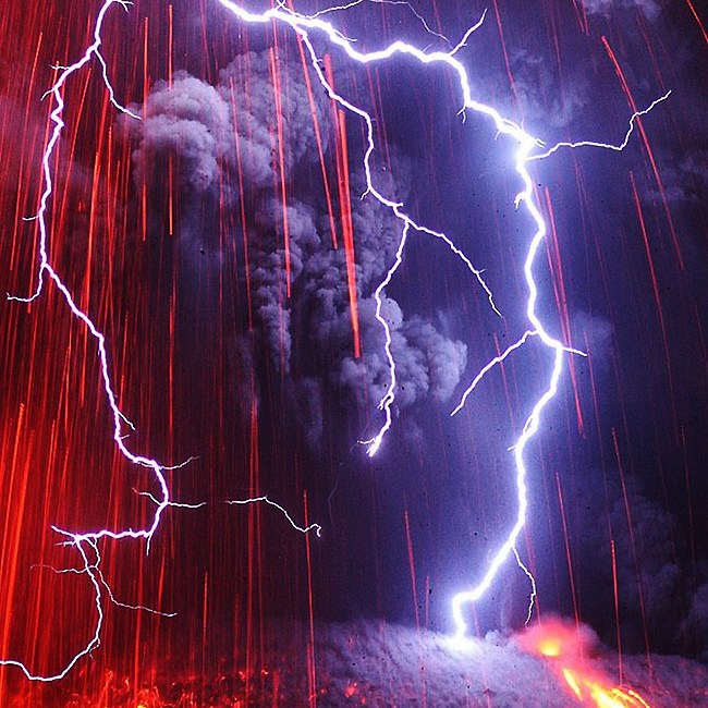 日本樱岛火山喷发现火山闪电奇景