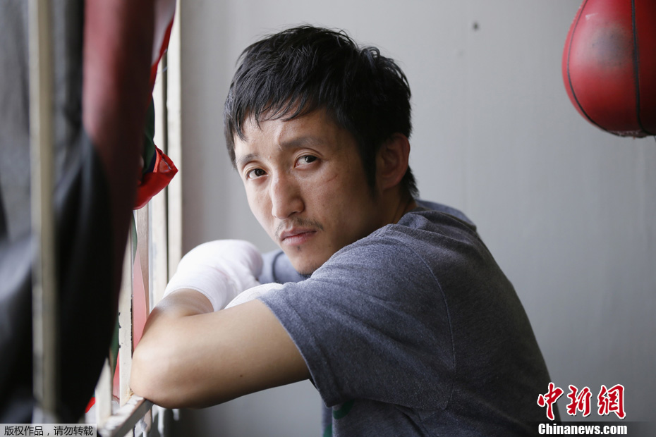 邹市明拍写真 迎个人职业拳击赛首秀