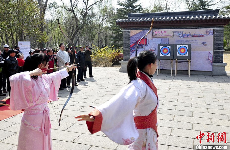 济南樱花艺术节开幕 古装女孩弯弓射箭