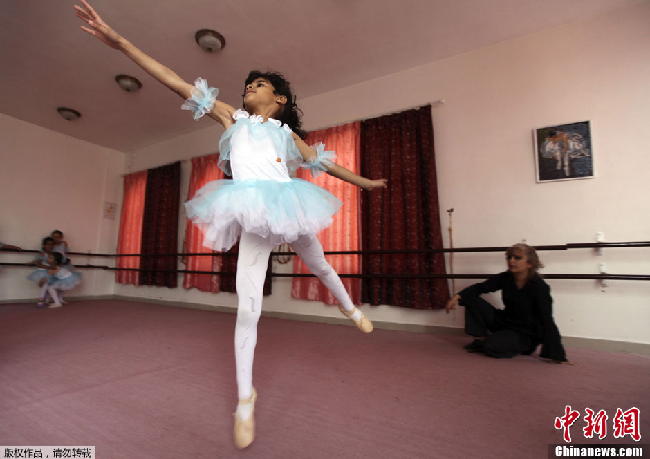 也门首都芭蕾学校 小学员翩翩起舞仪态优雅