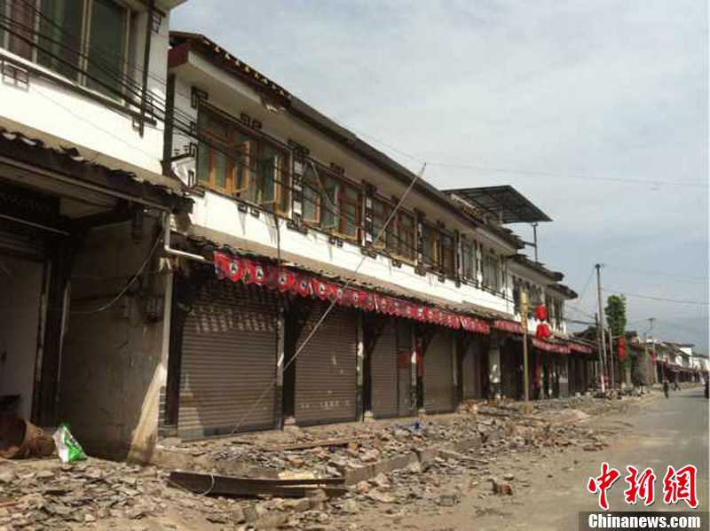 直击雅安地震重灾区大量房屋倒塌损毁