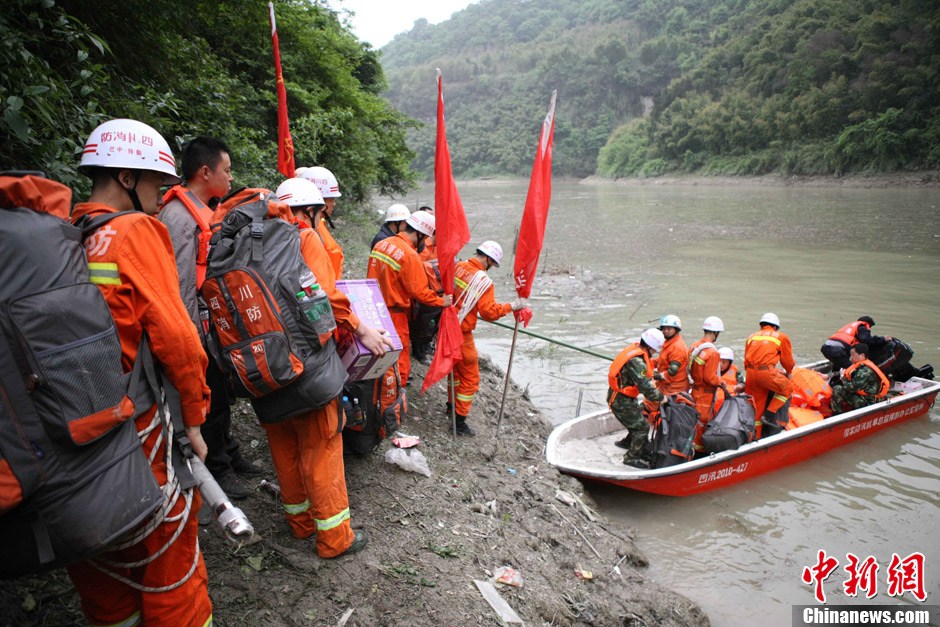 武警四川消防部隊使用衝鋒舟經水路投入救援 