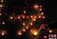 江苏盐城市民点燃烛光为地震灾区同胞祈福