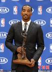 JR史密斯获NBA赛季最佳第6人 西装革履现身
