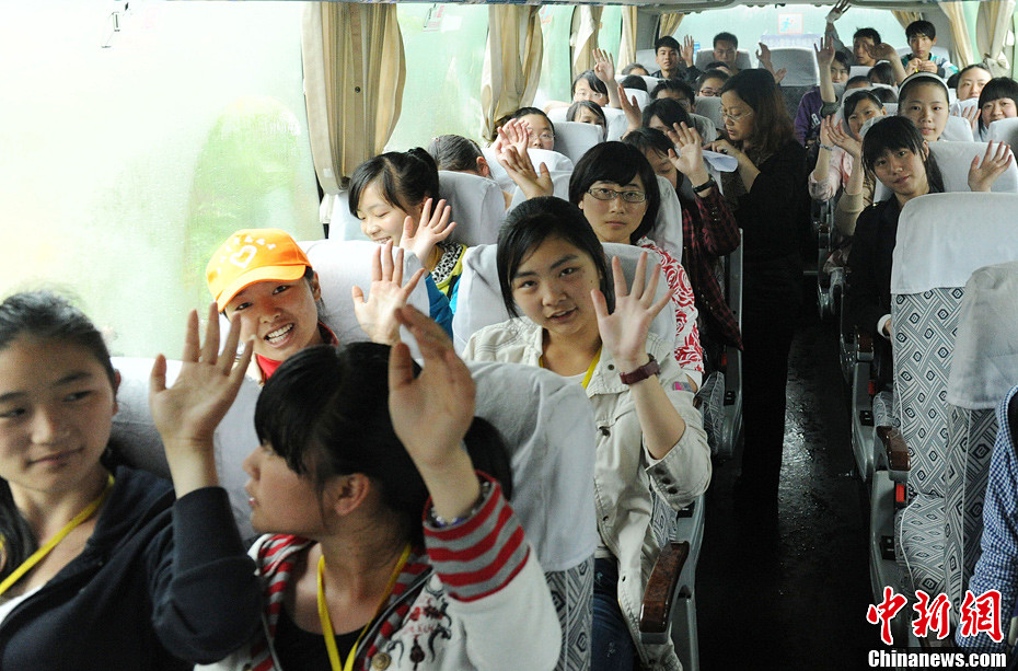 四川芦山地震灾区410名高三学生启程前往成都