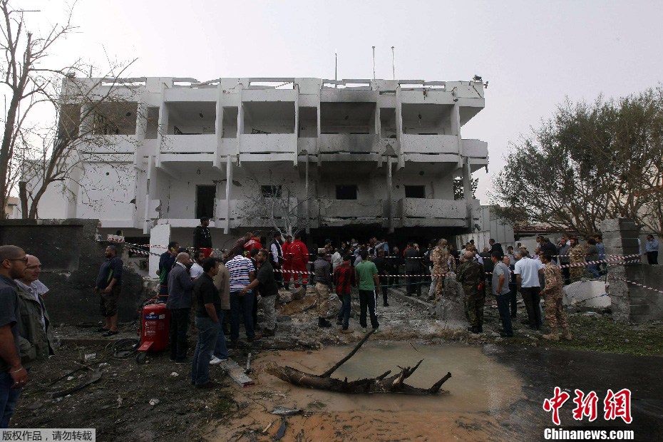 法国驻利比亚使馆遭袭 法国外长探访遇袭地点