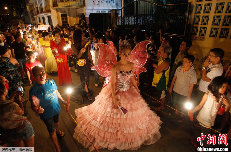 菲律宾庆祝 五月花节 异装 佳人 盛装游行 中新网