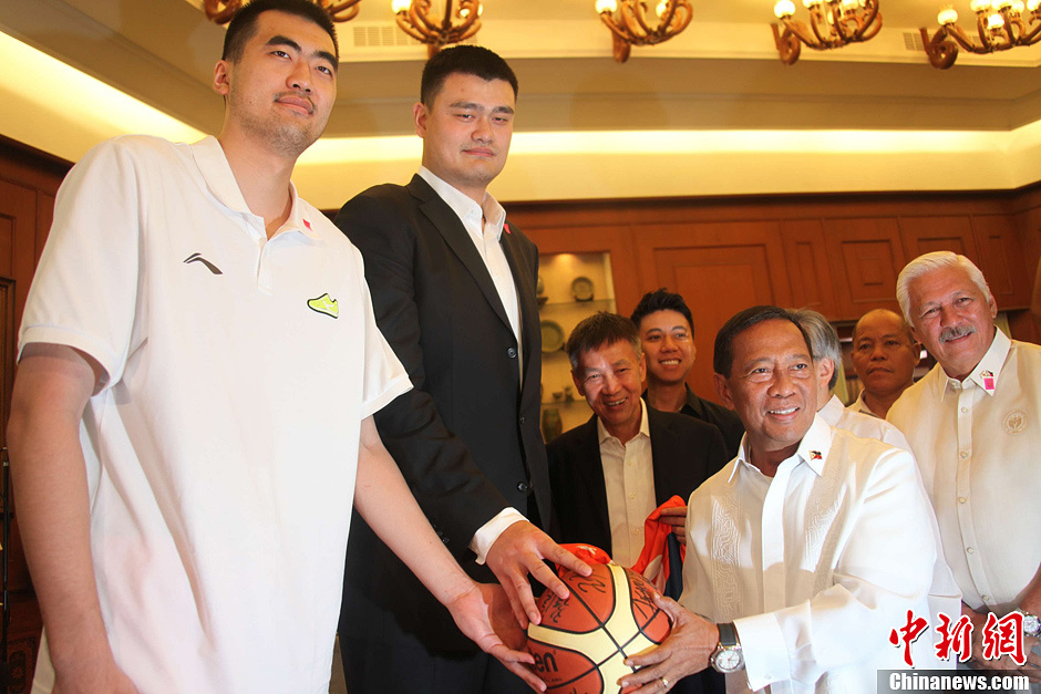 上海大鲨鱼队向菲律宾副总统赠送签名篮球