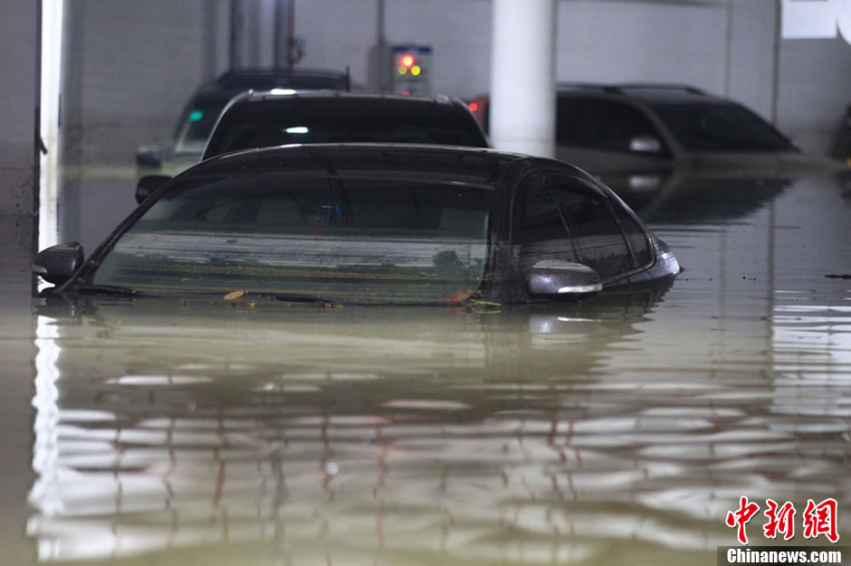 广东珠海大暴雨 小区地下车库车辆被淹