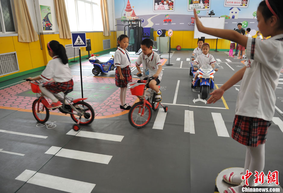 儿童体验迷你城市道路交通 拒绝中国式过马路