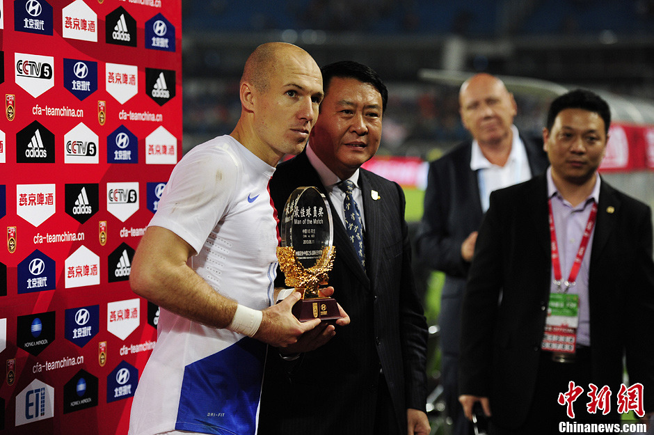 2013年国际足球友谊赛 罗本获颁最佳球员