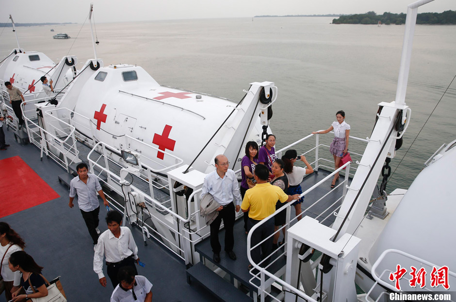 中国海军和平方舟医院船抵达文莱参加多国演练