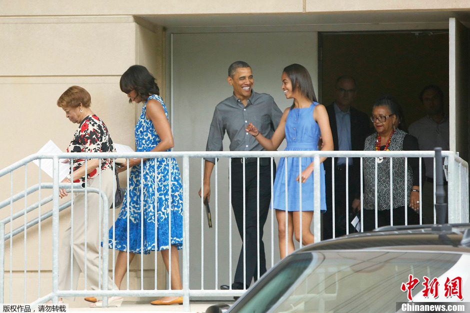 奥巴马一家观看女儿舞蹈表演 笑容满面
