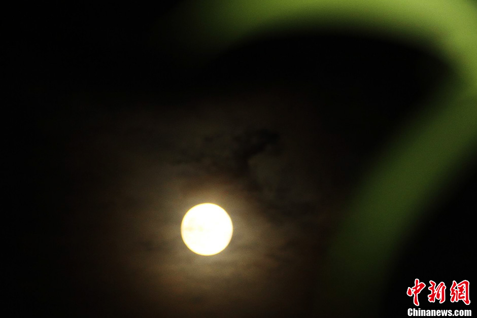 呼伦贝尔草原超级月亮妆点夜色风情