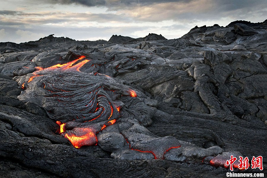 摄影师冒险拍下夏威夷火山 场景仿若外星球