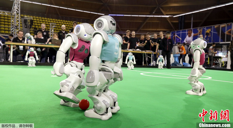 荷兰举行机器人世界杯足球赛 选手动作灵活逼