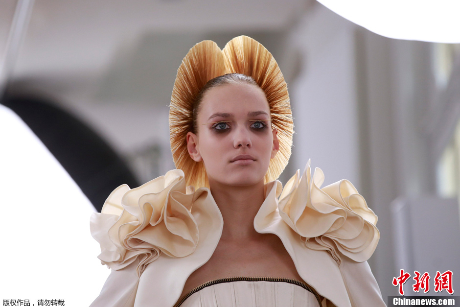 巴黎时装周 刺猬头造型独特吸引眼球
