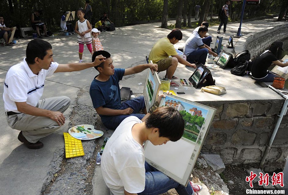 新疆大学生画板上描绘家乡美景