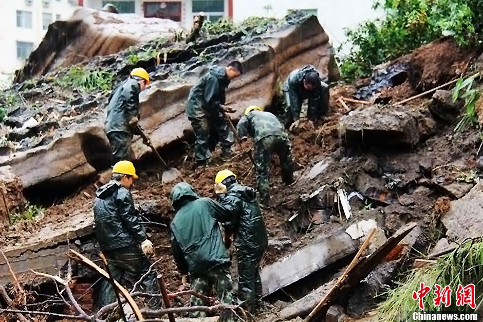 云南山体滑坡9人被埋图片