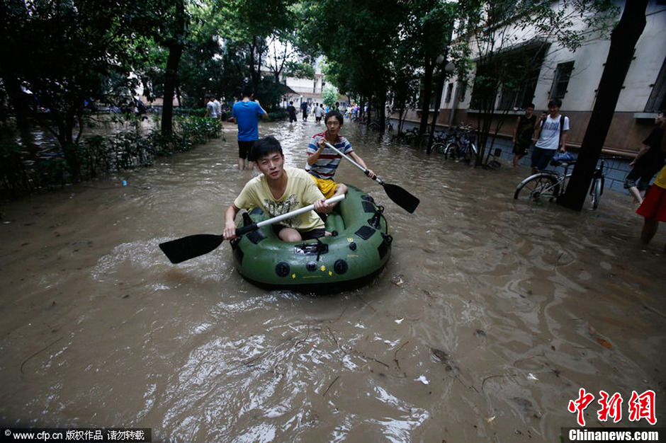 武汉遭五年来最强暴雨 大学生乘坐橡皮艇出行