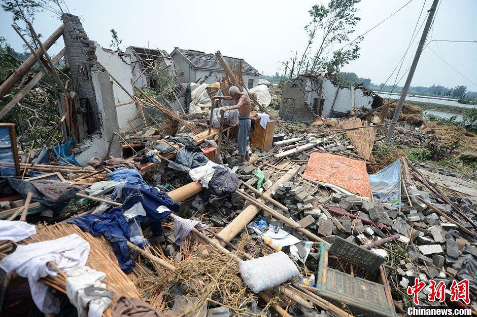 江苏扬州高邮遭龙卷风突袭后 灾民自救重建家