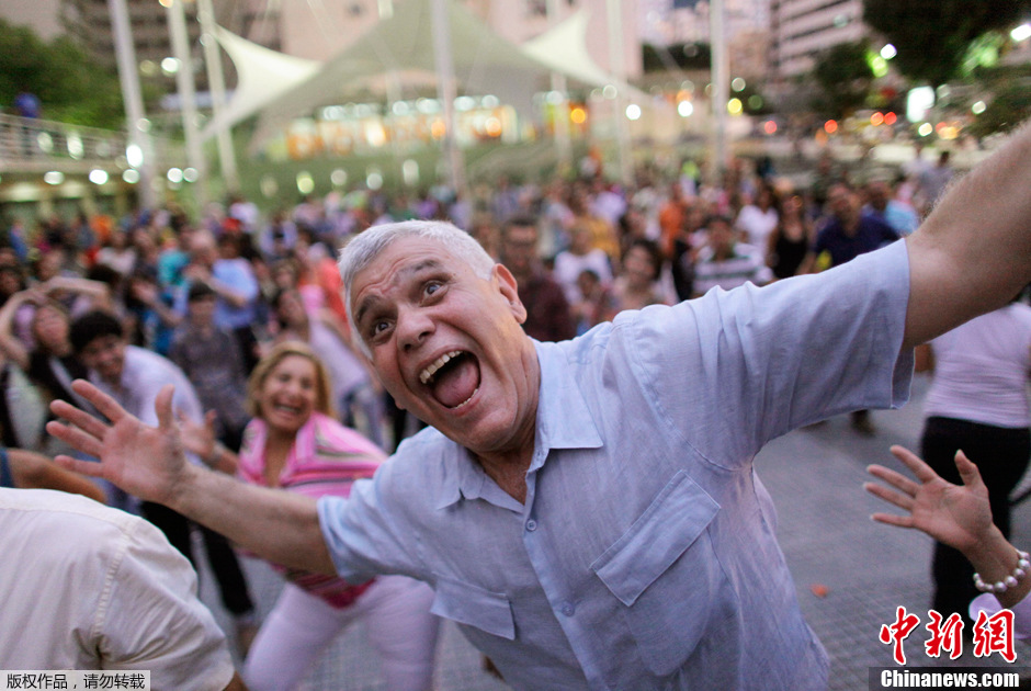 委内瑞拉民众广场集体开怀大笑 参加笑声疗法