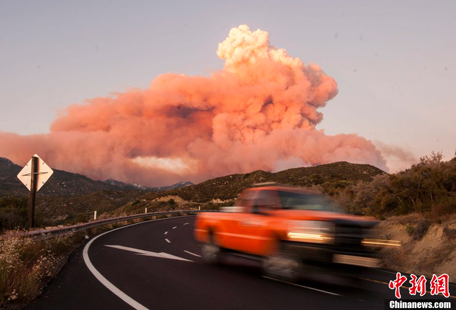 美国加利福尼亚山火蔓延 火光映天