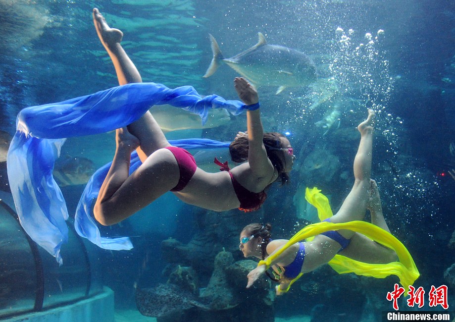 俄罗斯姑娘表演融入中国传统元素的水下芭蕾
