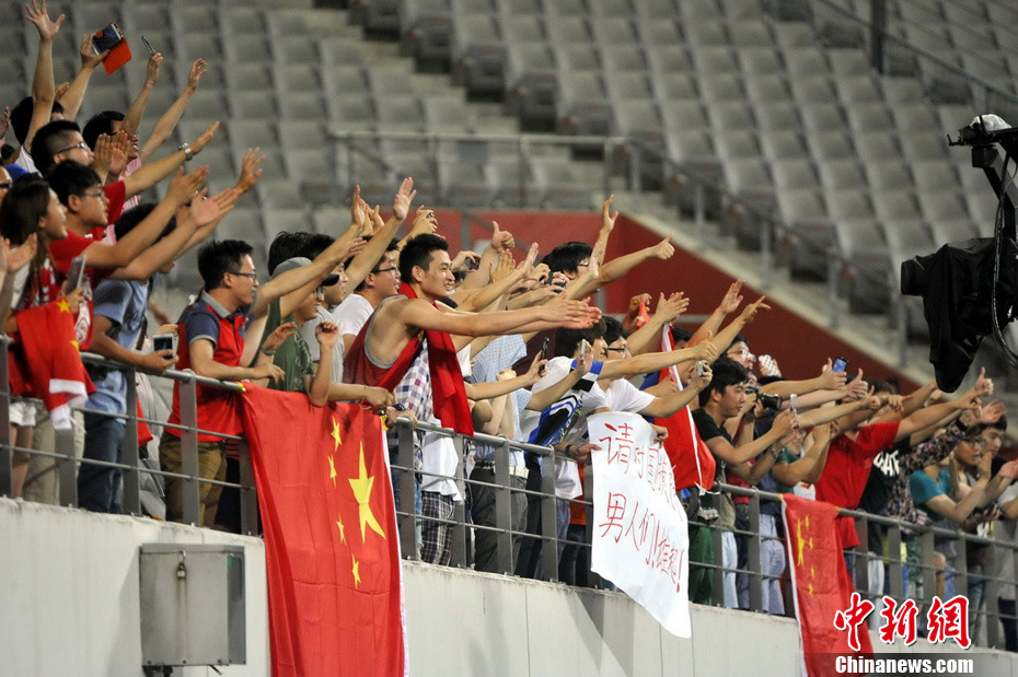 东亚杯国足3-3战平日本现场球迷竖大拇指
