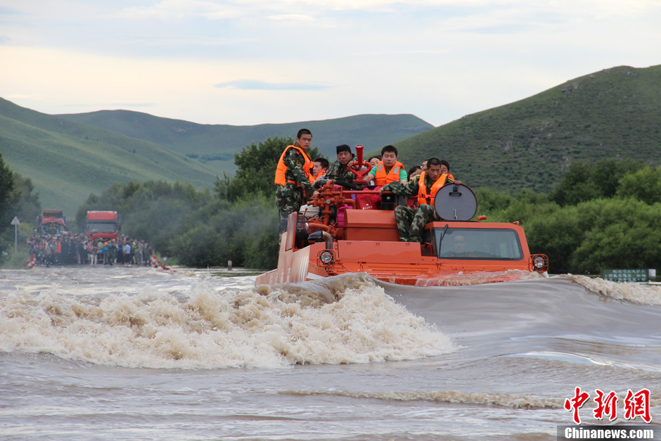 内蒙古额尔古纳遭水灾 装甲车转移被困者