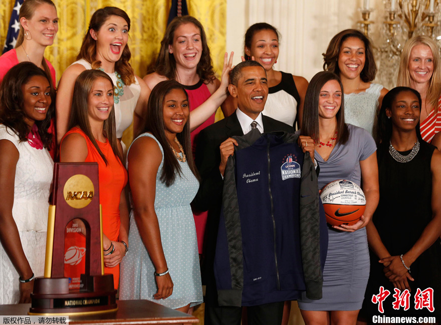 奥巴马接见NCAA女篮冠军球队 合影被长兔耳