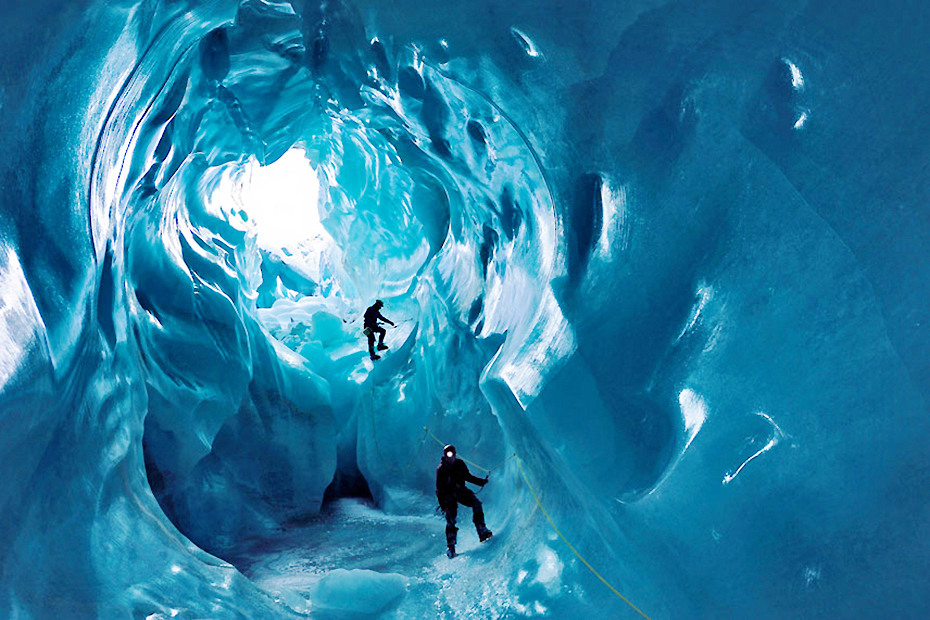冰岛冰川下现水晶瀑布 晶莹剔透宛如异界仙境