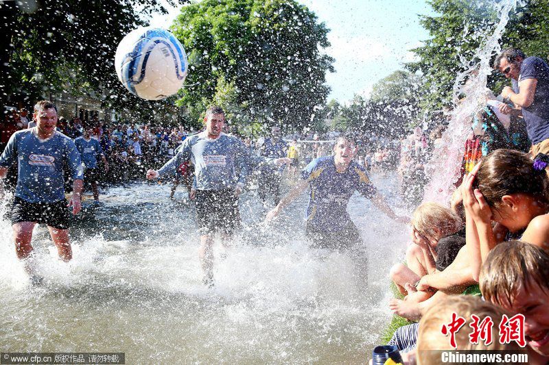 英国水上足球欢乐进行炎热夏天清凉依旧